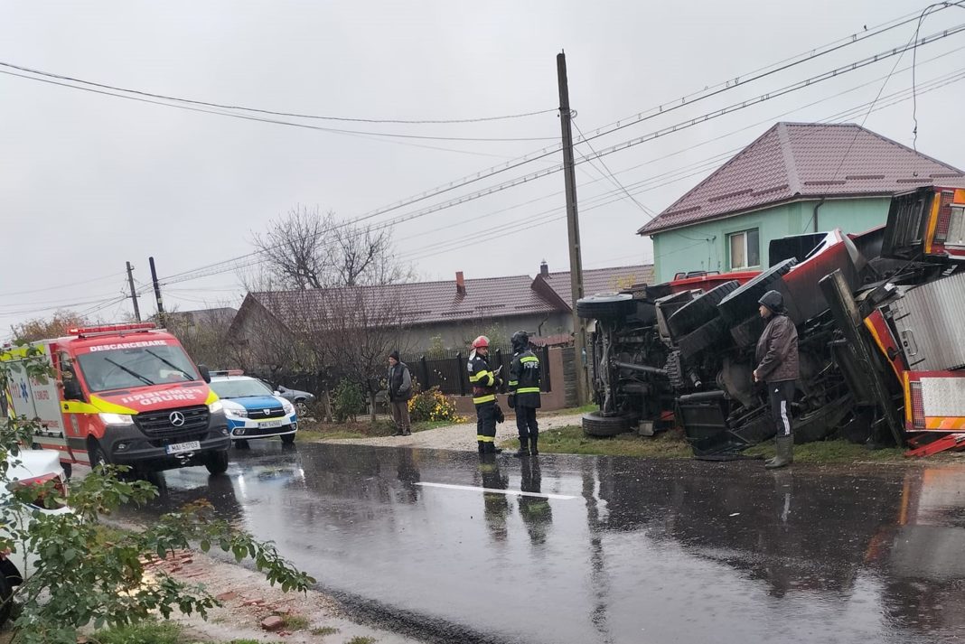 Autospeciala ISU Olt s-a răsturnat în timp ce se deplasa la accidentul de pe DJ 546