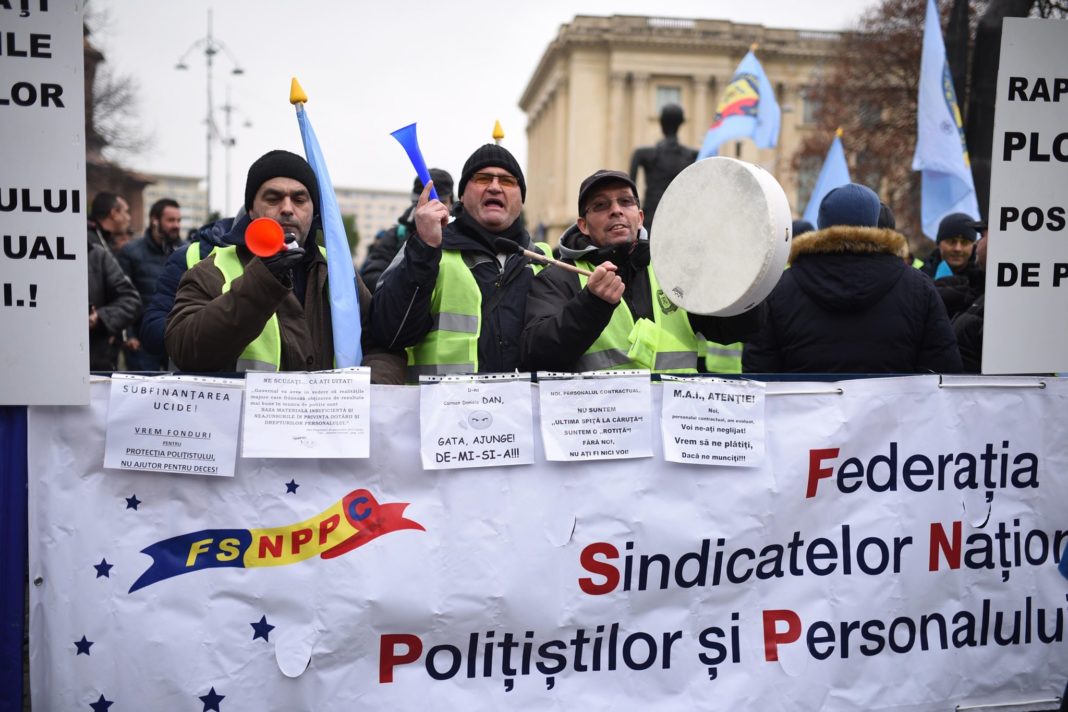 Protest al poliţiştilor şi poliţiştilor de penitenciare, la Ministerul Muncii