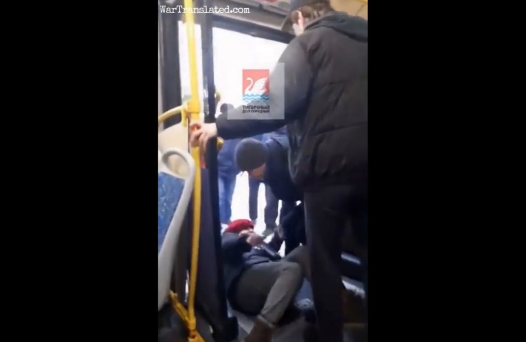 Femeie târâtă dintr-un autobuz în Rusia pentru că a criticat războiul din Ucraina