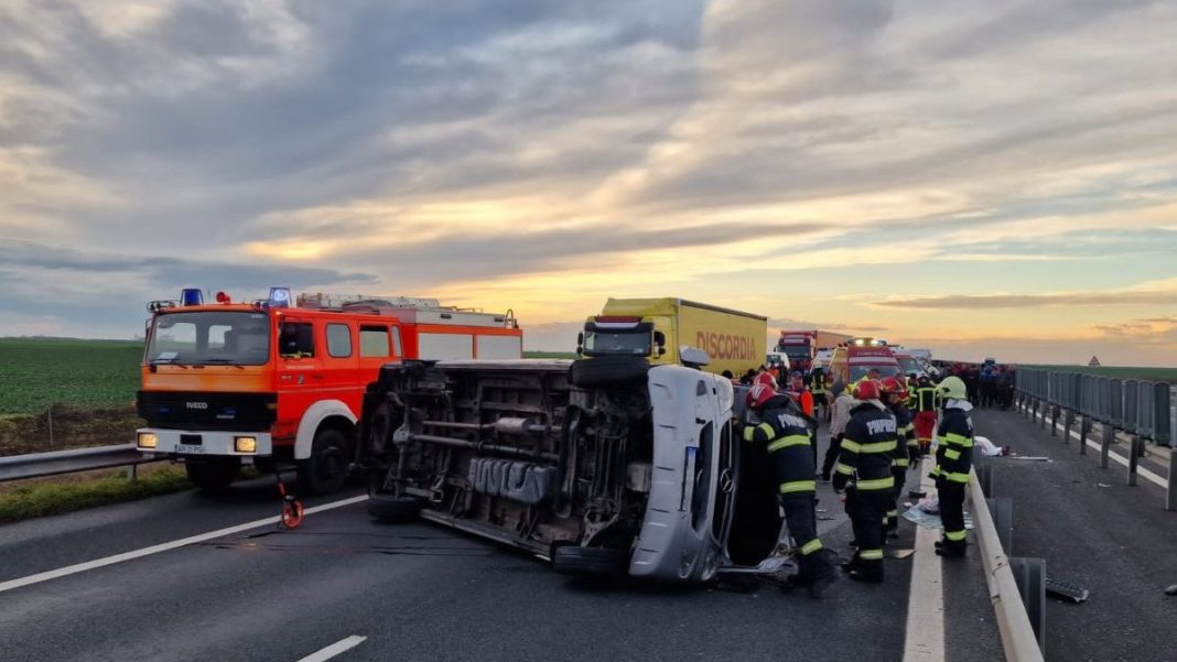 Un mort și opt răniți într-un accident pe A1 lângă Nădlac