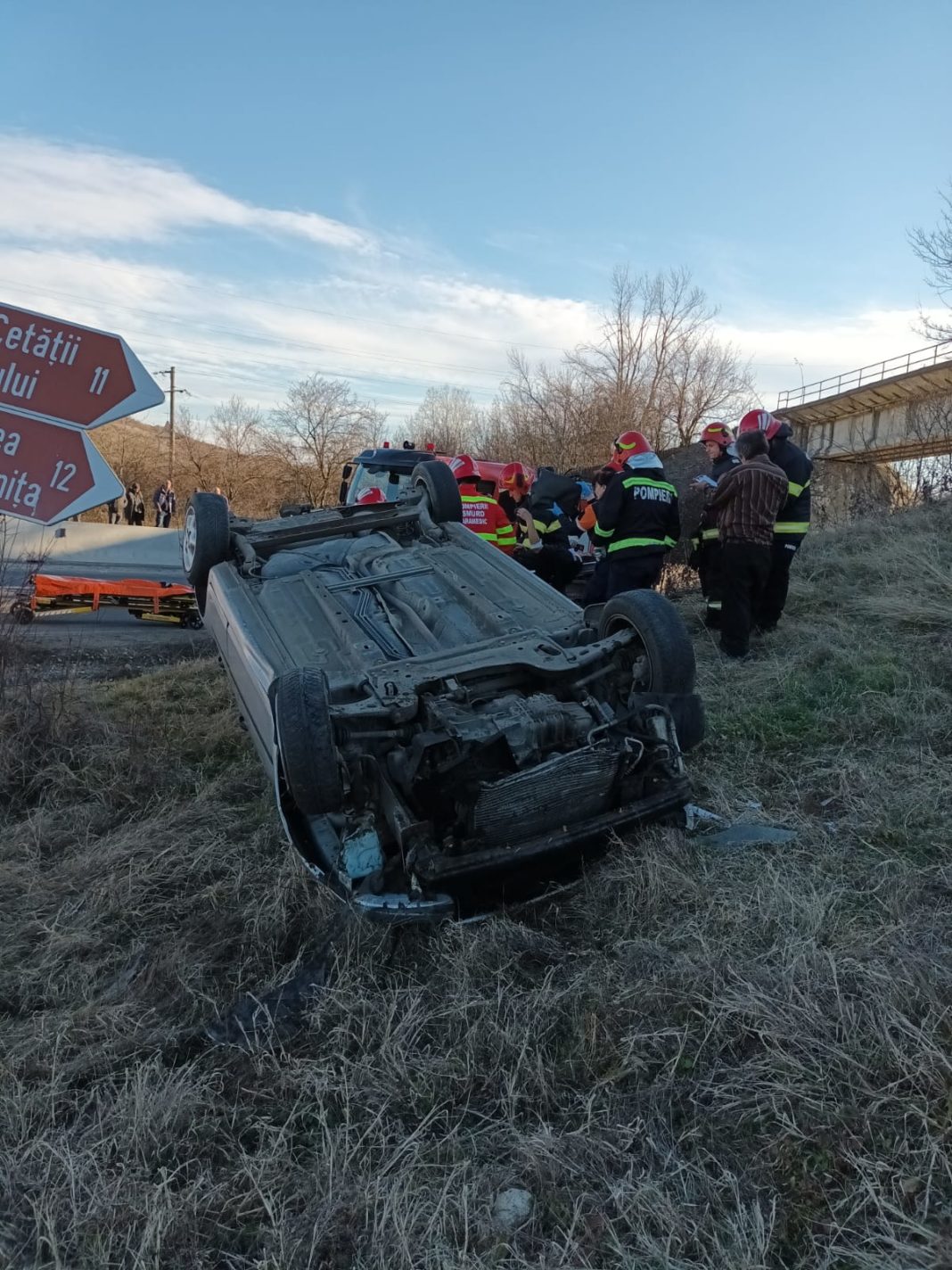 Un autoturism s-a răsturnat în afara părții carosabil