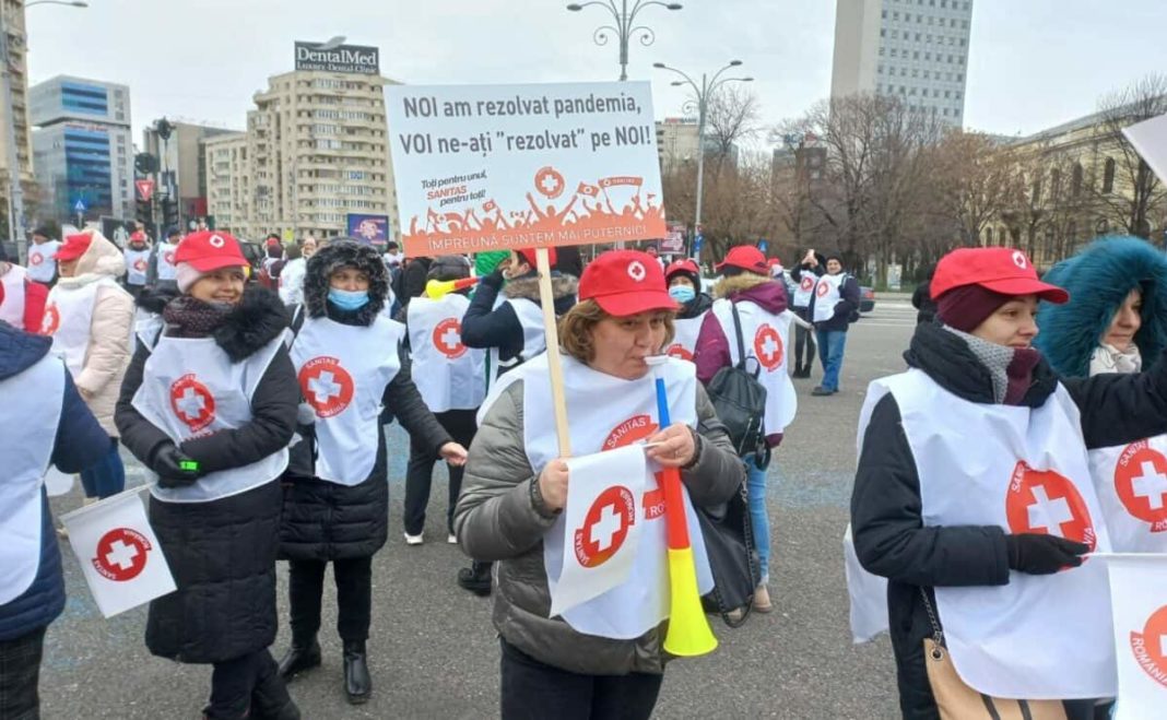 Federaţia Sanitas protestează în faţa sediilor partidelor politice