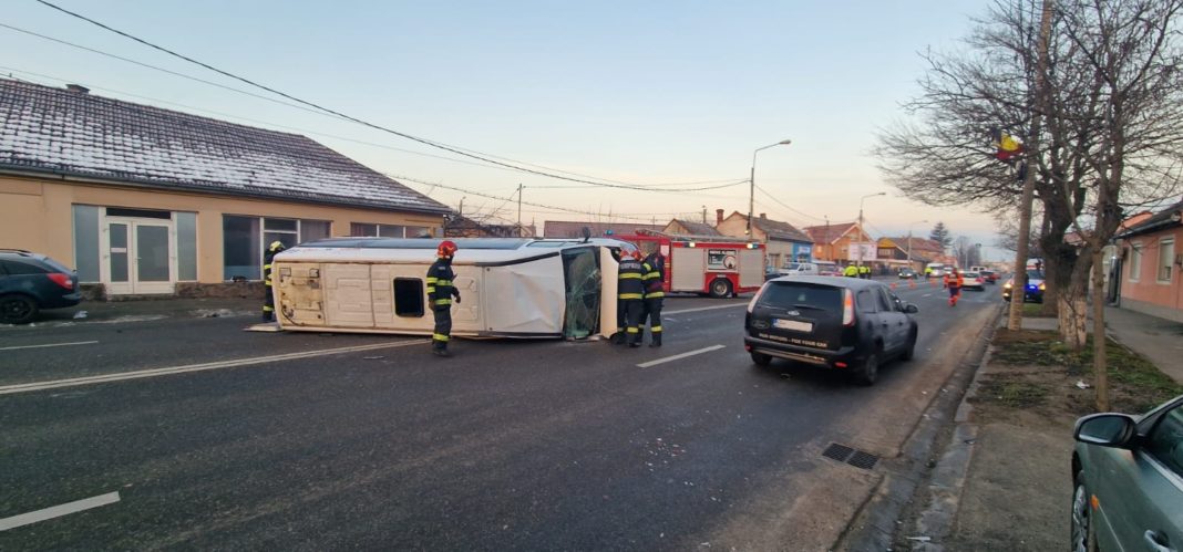 15 răniţi după ce microbuzul în care se aflau a fost implicat într-un accident