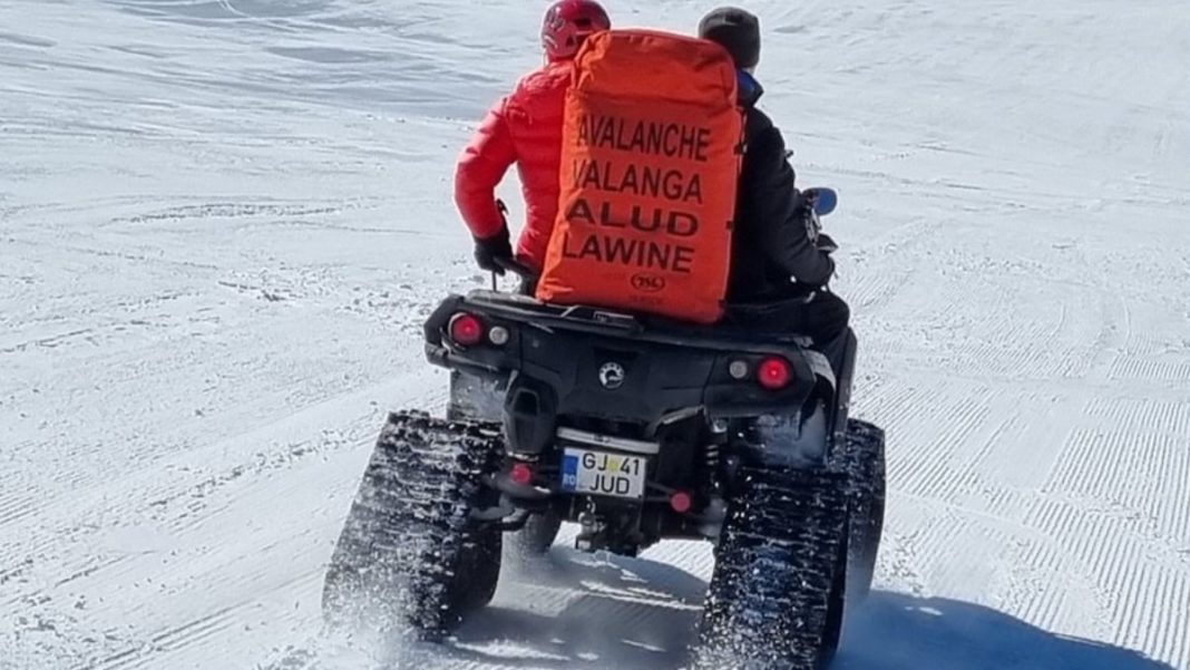 Grup de turişti polonezi, surprins de o avalanşă în Masivul Rodnei