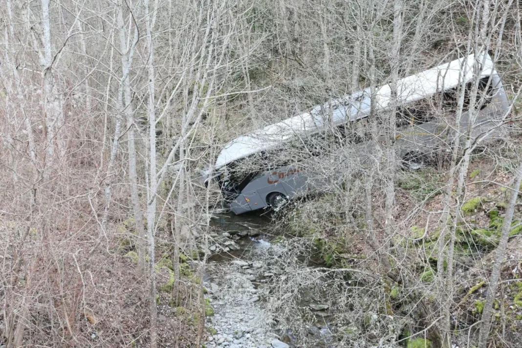 23 de răniți după ce un autocar plin cu copii a căzut într-o râpă, în Franța