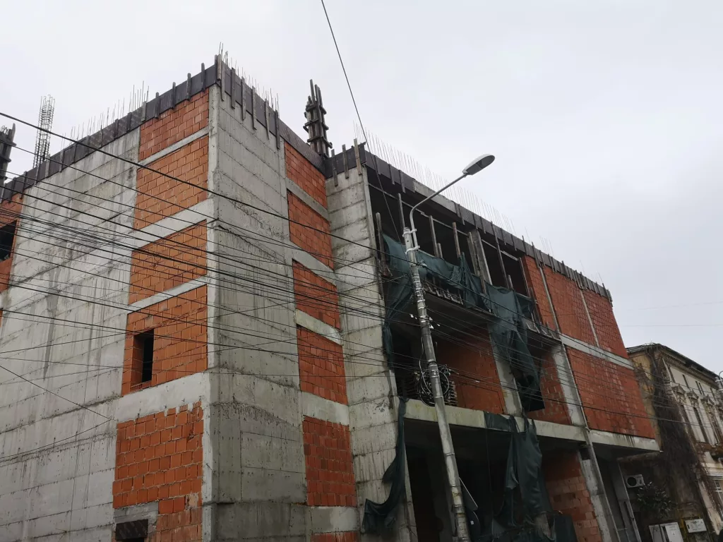 De pe sediul TVR Craiova, aflat în construcţie, s-au desprins bucăţi din cofraj