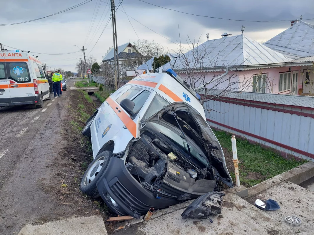 Trei răniţi după ce o ambulanţă a intrat într-un cap de pod