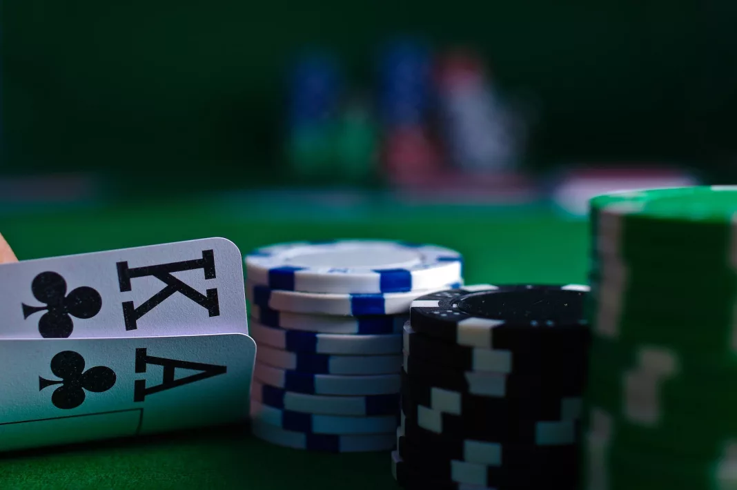 Arta blufului în poker: cum să-ți mărești șansele de reușită