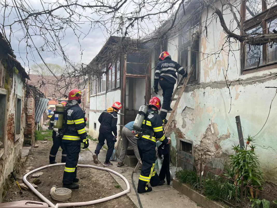 Trei copii şi un căţel, salvaţi dintr-o casă în flăcări