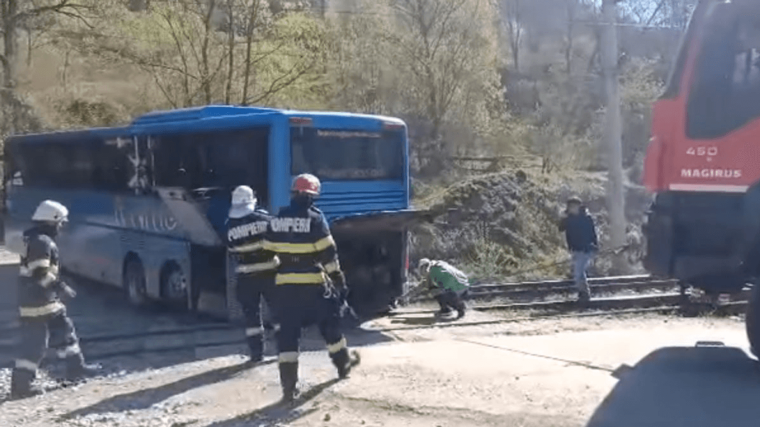 Un autocar plin cu copii, blocat pe un pasaj de cale ferată