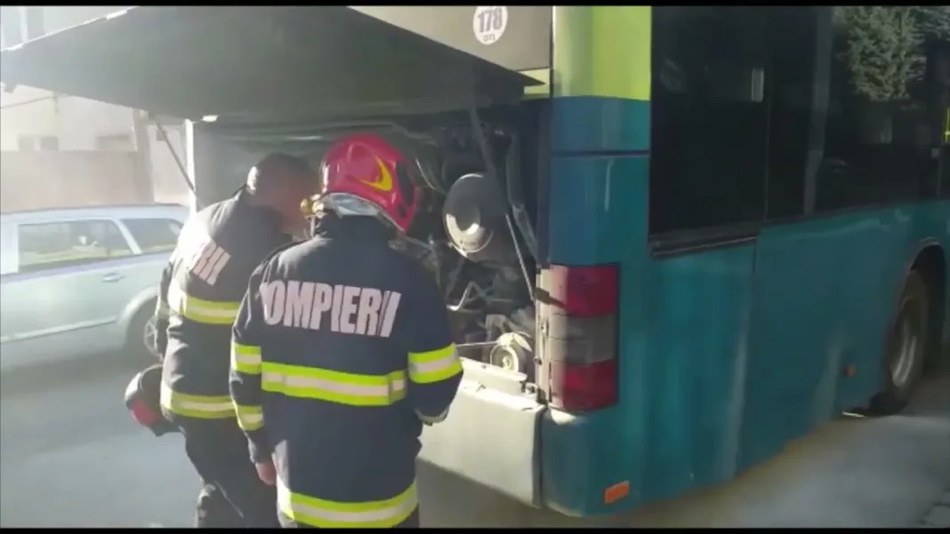 Un autobuz care transporta 42 de pasageri a luat foc