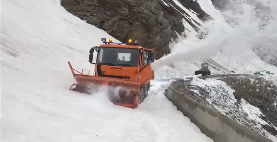 Încep lucrările de deszăpezire pe Transalpina