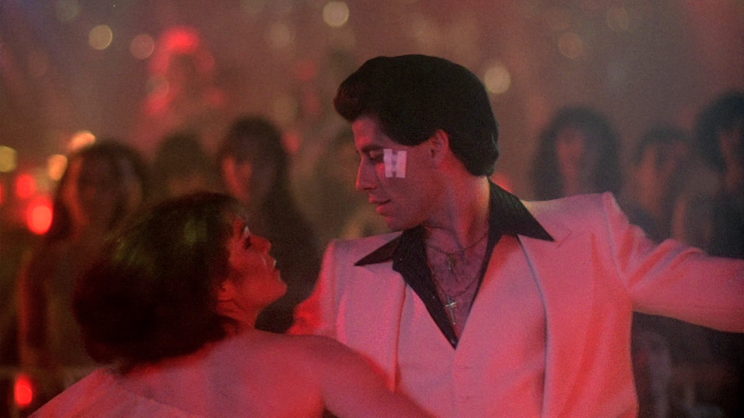 Costumul lui John Travolta din filmul „Saturday Night Fever