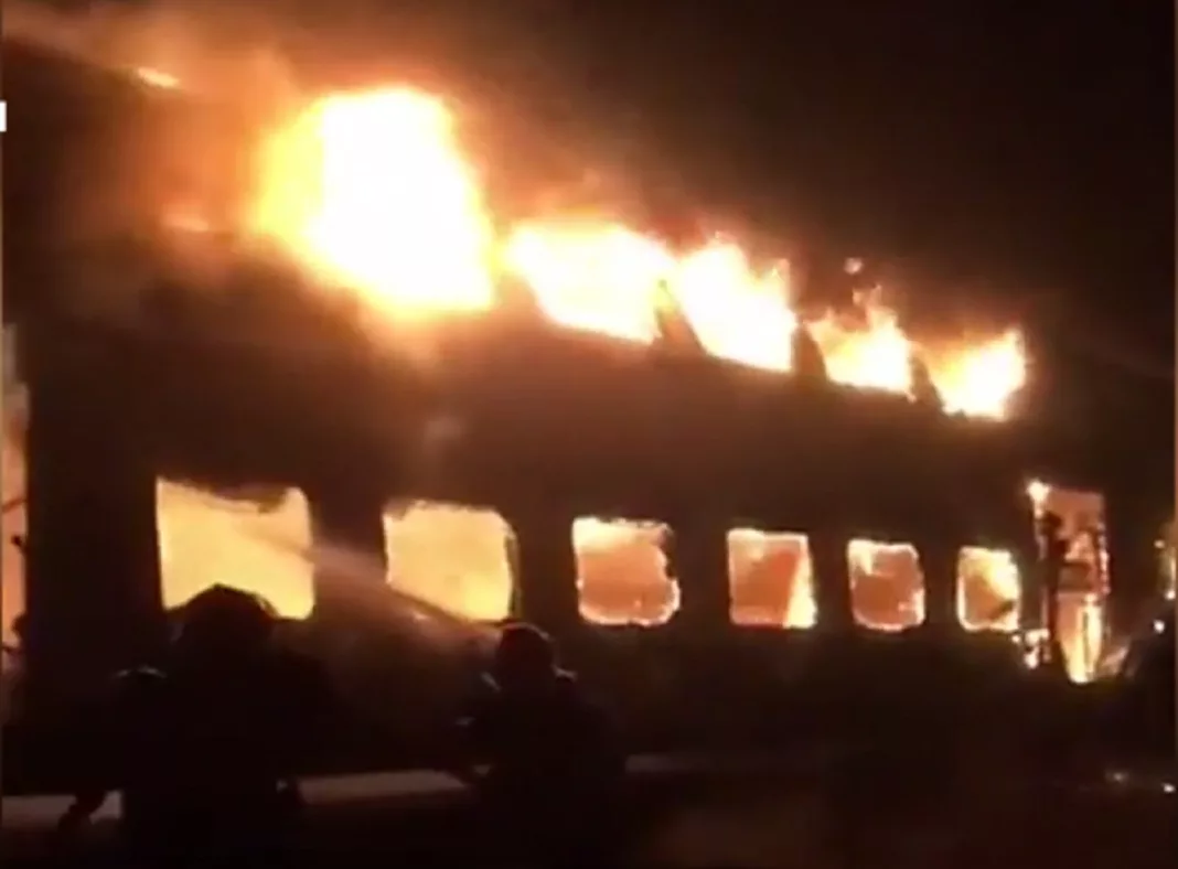 Peste 100 de persoane au fost evacuate după ce un tren a luat foc