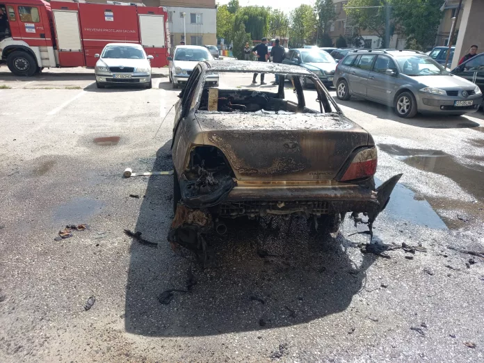 Autoturism distrus într-un incendiu