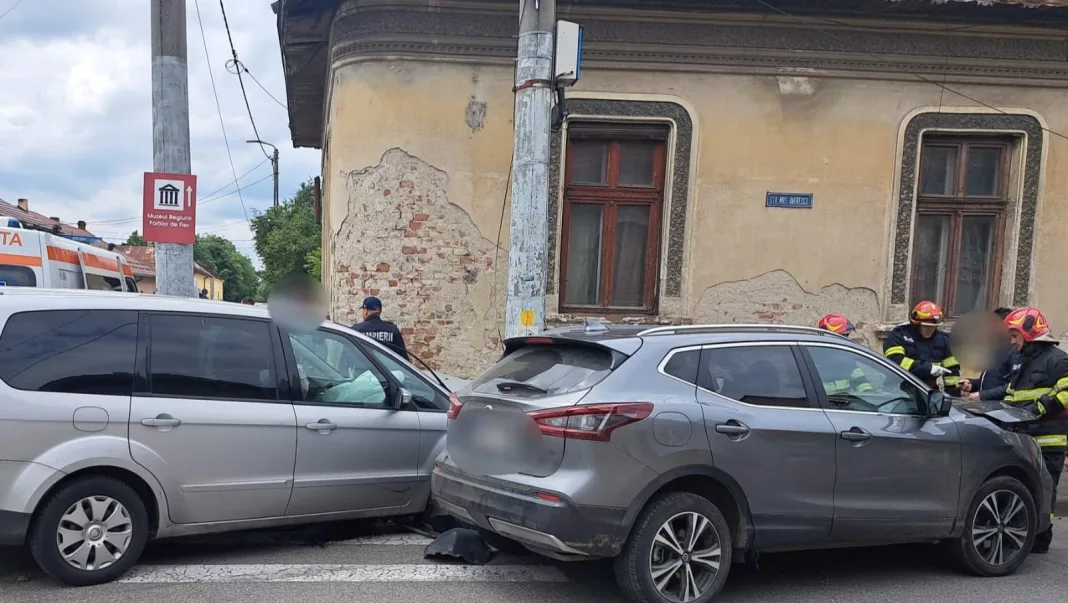 Cel de-al treilea accident s-a produs în municipiul Drobeta Turnu-Severin, între două autoturisme