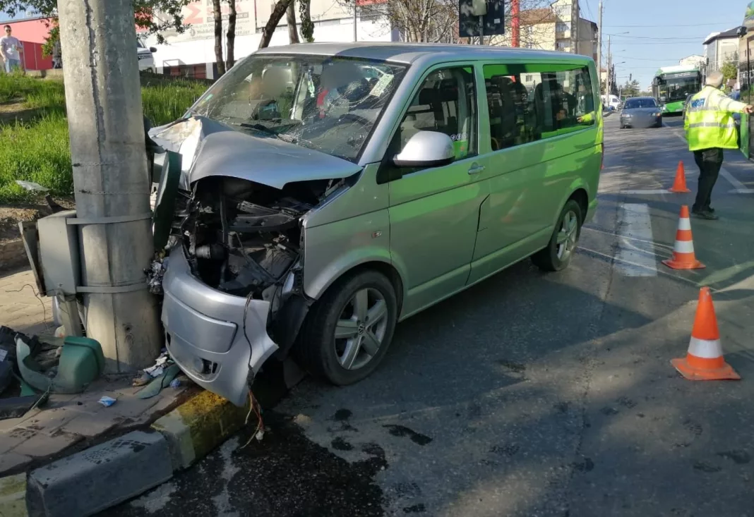 Patru copii şi o femeie, răniţi după ce un microbuz a intrat în stâlp