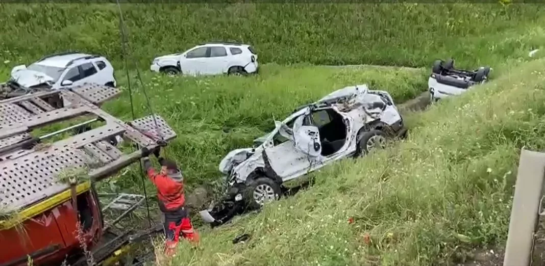 Șofer mort după ce s-a răsturnat cu TIR-ul încărcat cu mașini