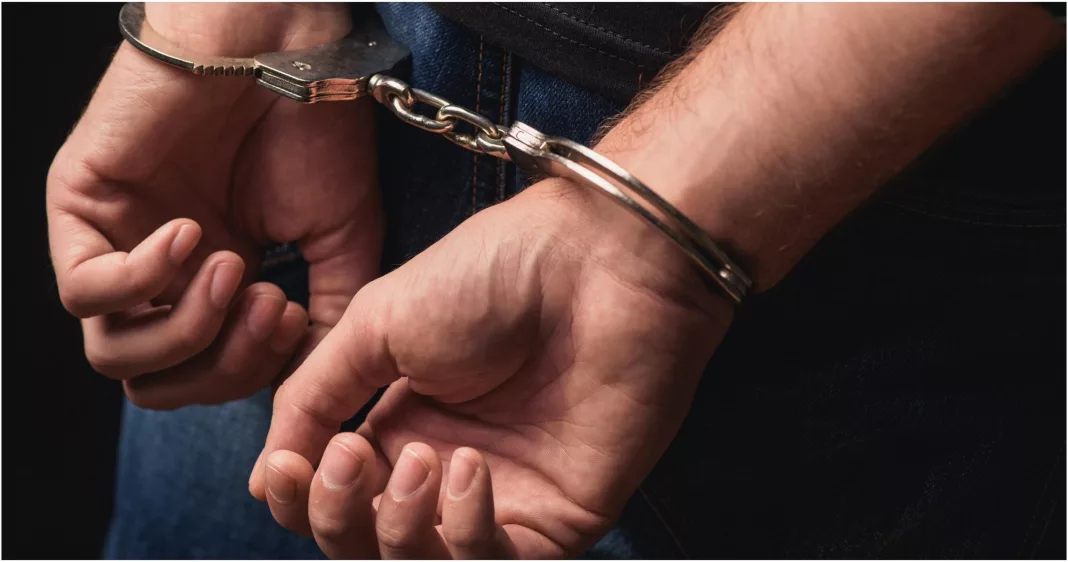 Mehedinţi: Reţinut de poliţişti după ce a întreținut raporturi sexuale cu minore
