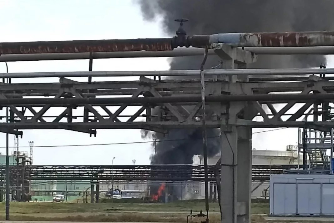 Un muncitor rănit în incendiul de la rafinăria Petrobrazi a murit