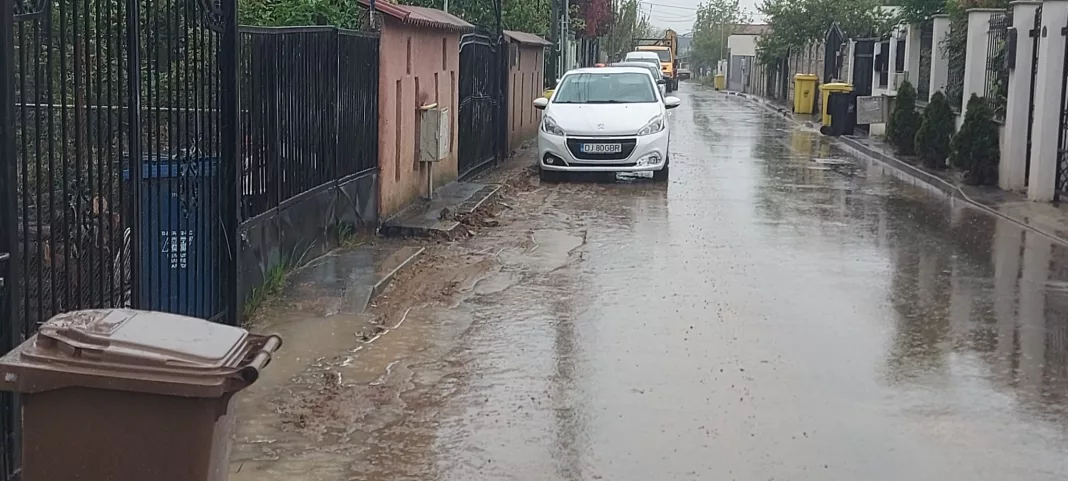 Strada Ramuri, spartă şi lăsată în condiţii groaznice