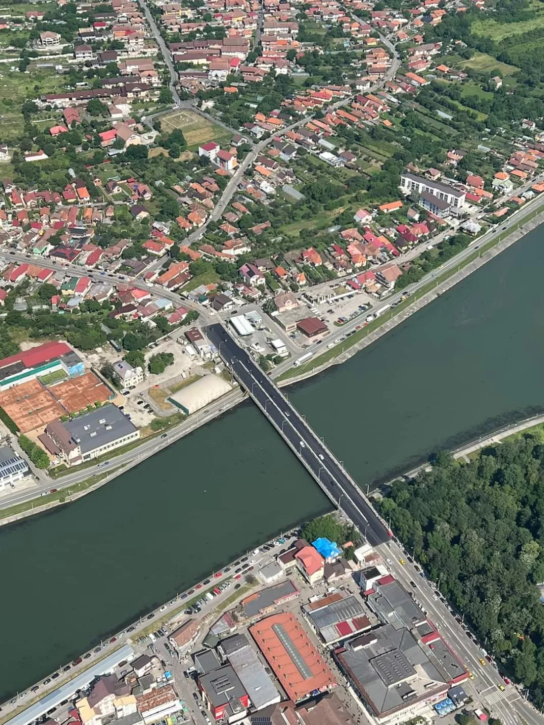 Târgu Jiu: A fost asfaltat cel mai mare pod de peste râul Jiu