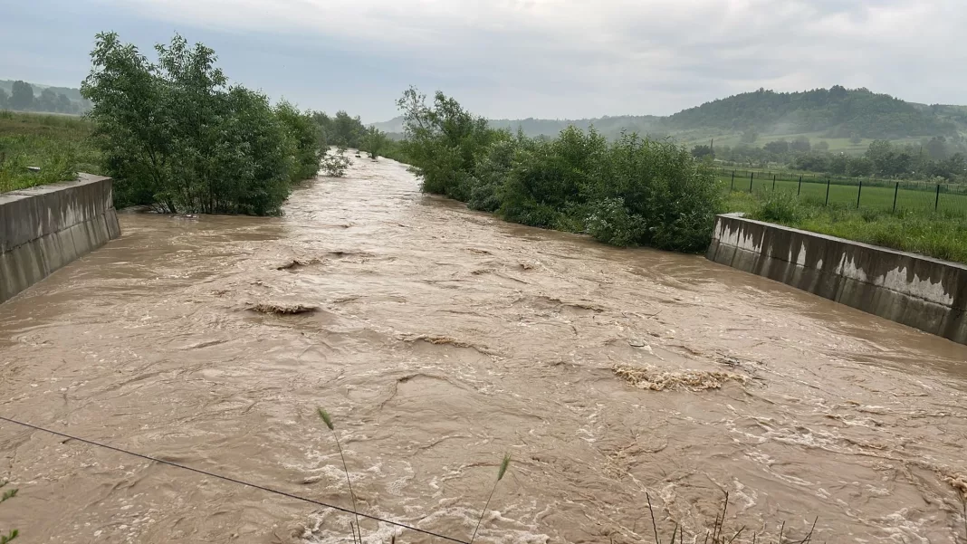 În prezent vârful de viitură s-a propagat pe sectorul sat Raznic – sat Cernătești