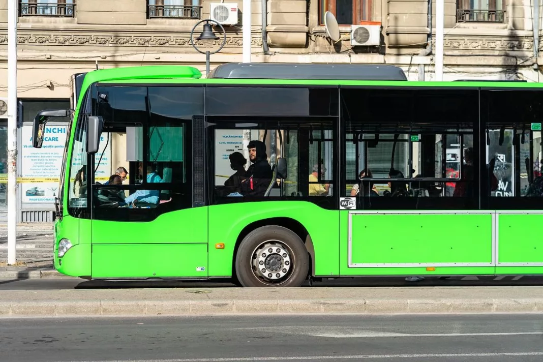 Copii atacați de un bărbat, într-un autobuz