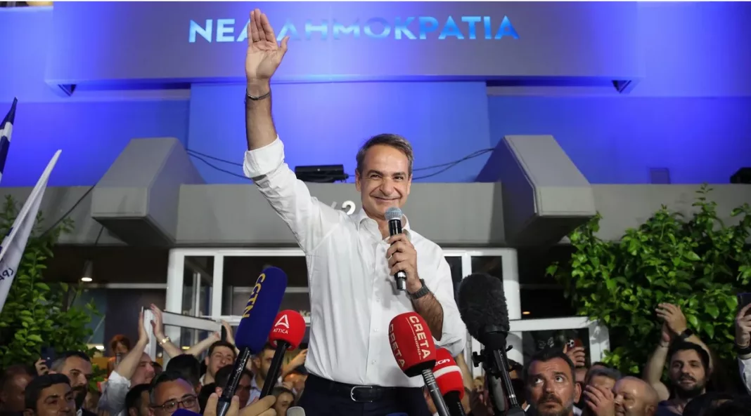 Mitsotakis urmează să se întoarcă în biroul primului ministru, odată cu victoria răsunătoare a partidului său la alegerile de duminică