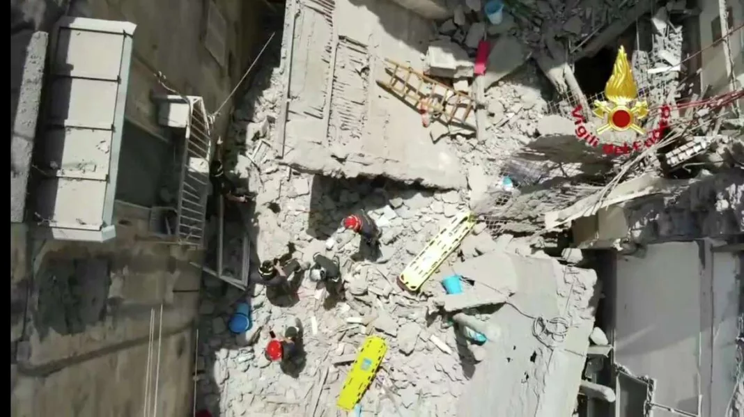 Un bloc de apartamente din Napoli s-a prăbușit
