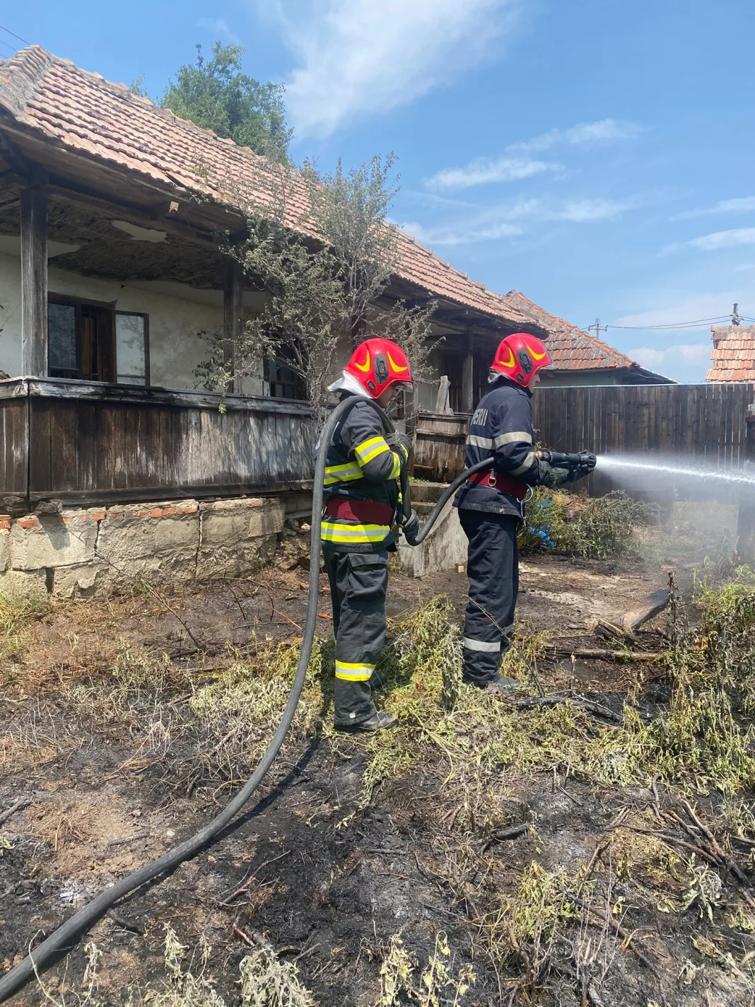 Vâlcea: Casă bătrânească, salvată de la incendiu