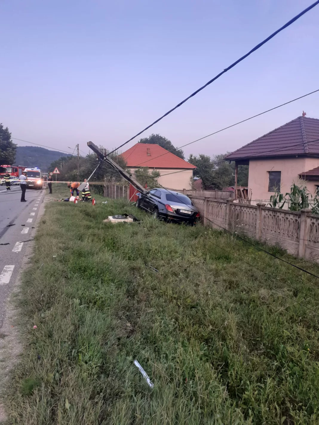 Unul dintre autovehicule a fost proiectat într-un stâlp