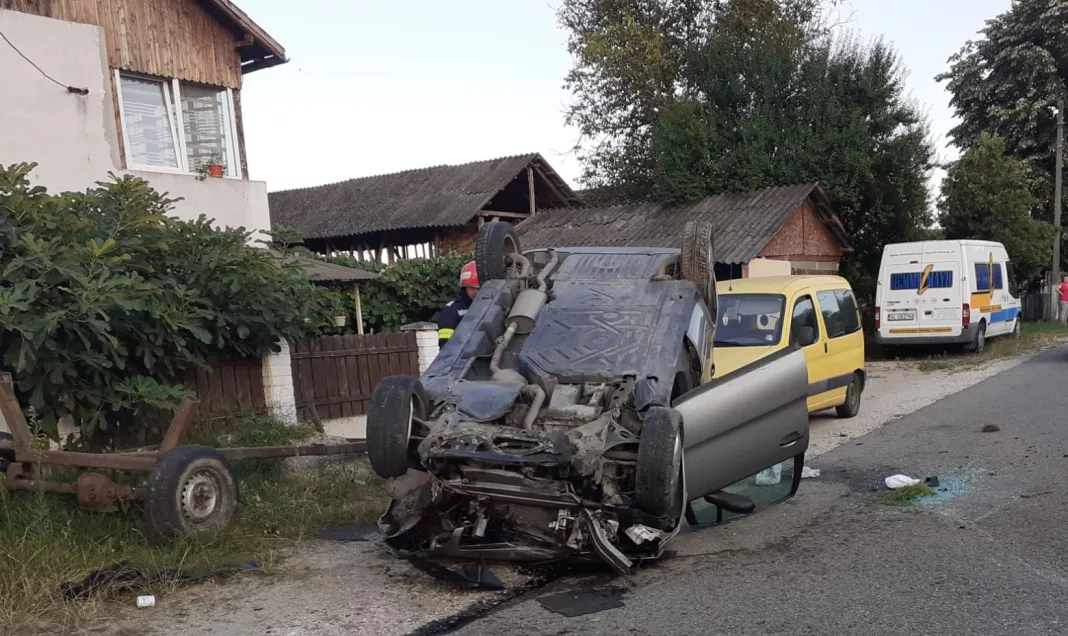 Șoferul unui autoturism a pierdut controlul volanului și s-a răsturnat în afara carosabilului unde a acroșat o conductă de alimentare cu gaz metan