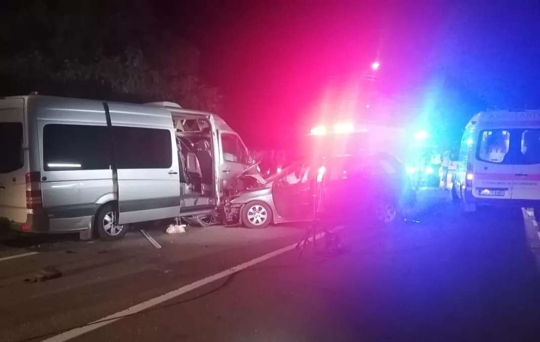 Cinci răniţi într-un accident produs între un microbuz şi un autoturism