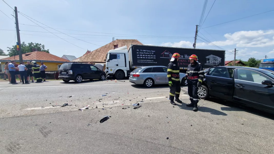 Cinci răniţi după ce un TIR a lovit două maşini