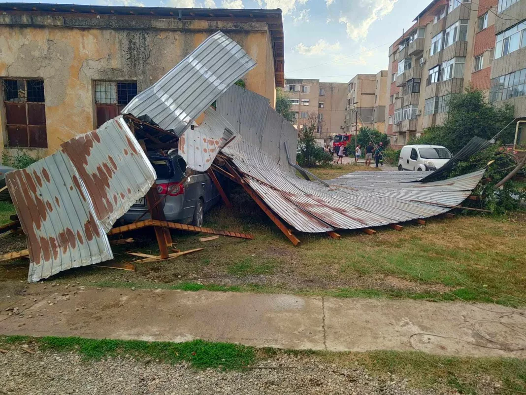 Olt: Cinci autoturisme avariate de un acoperiş luat de vânt la Corabia