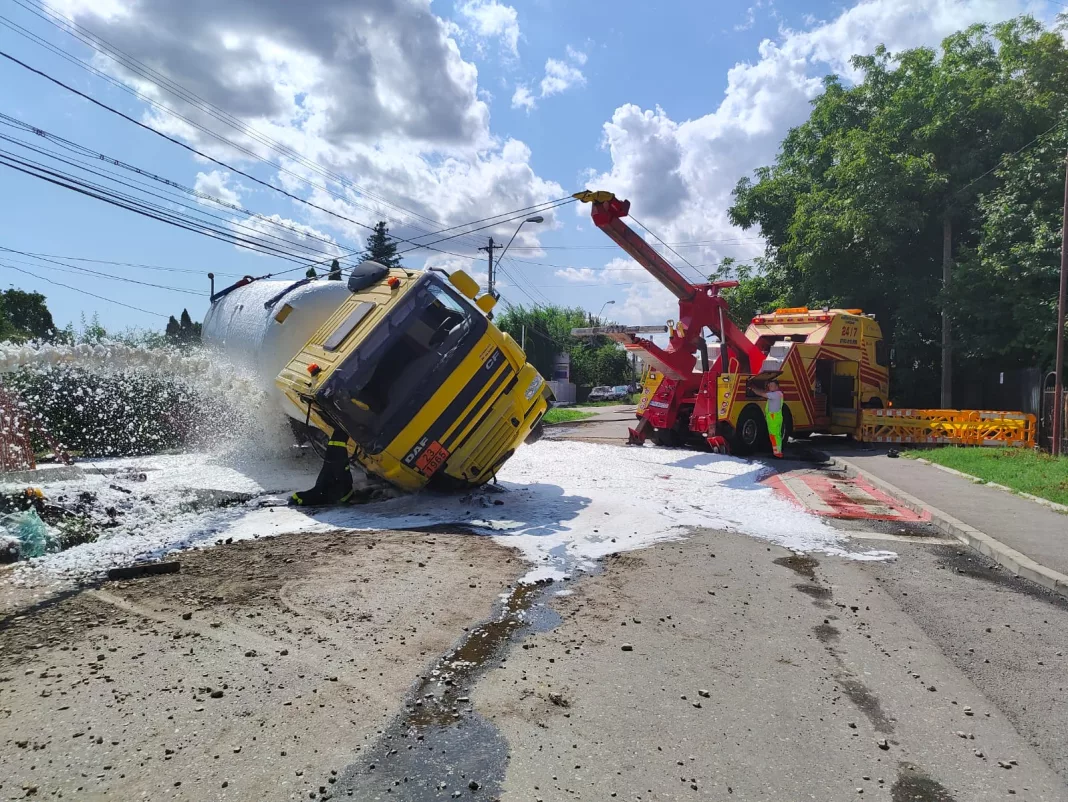 O cisternă cu GPL s-a răsturnat pe o stradă din Ploieşti