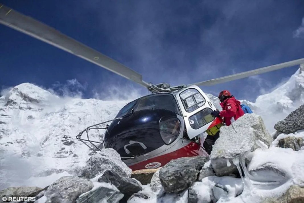 Cinci morţi după ce un elicopter s-a prăbușit lângă muntele Everest