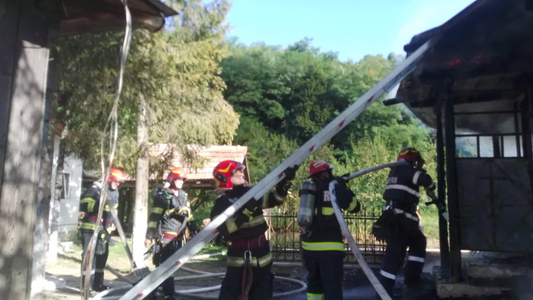 Vâlcea: Biserică monument istoric din Stoilești, făcută scrum de un incendiu