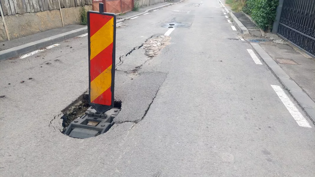 Strada Prelungirea Teilor se surpă