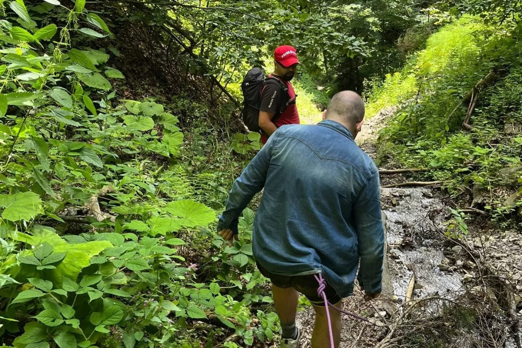 Turist epuizat, abandonat pe munte de un ghid montan plătit