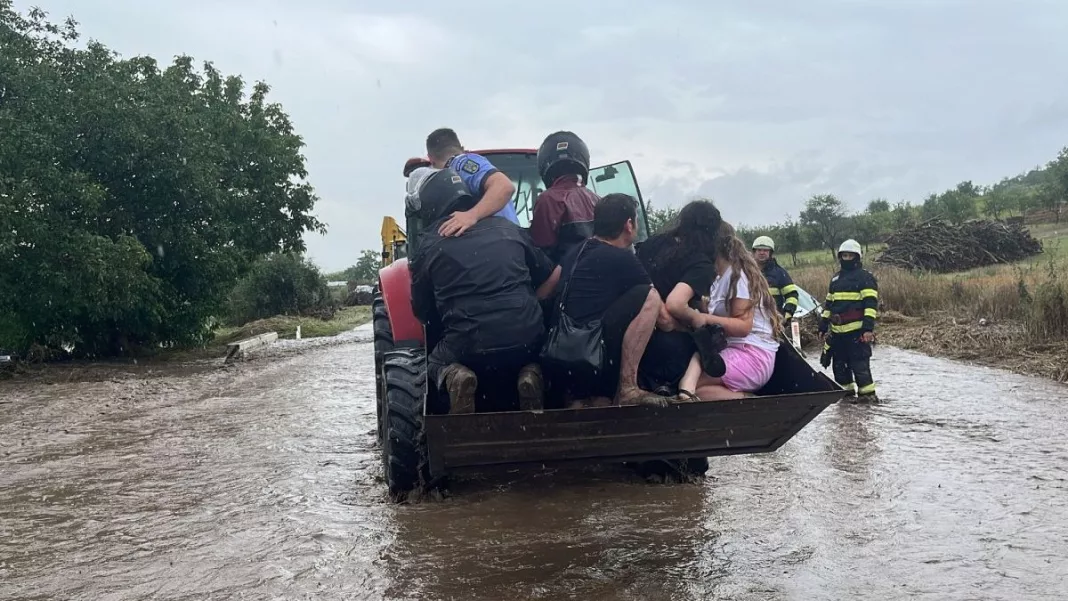 Mașini luate de ape după o viitură puternică în Tulcea