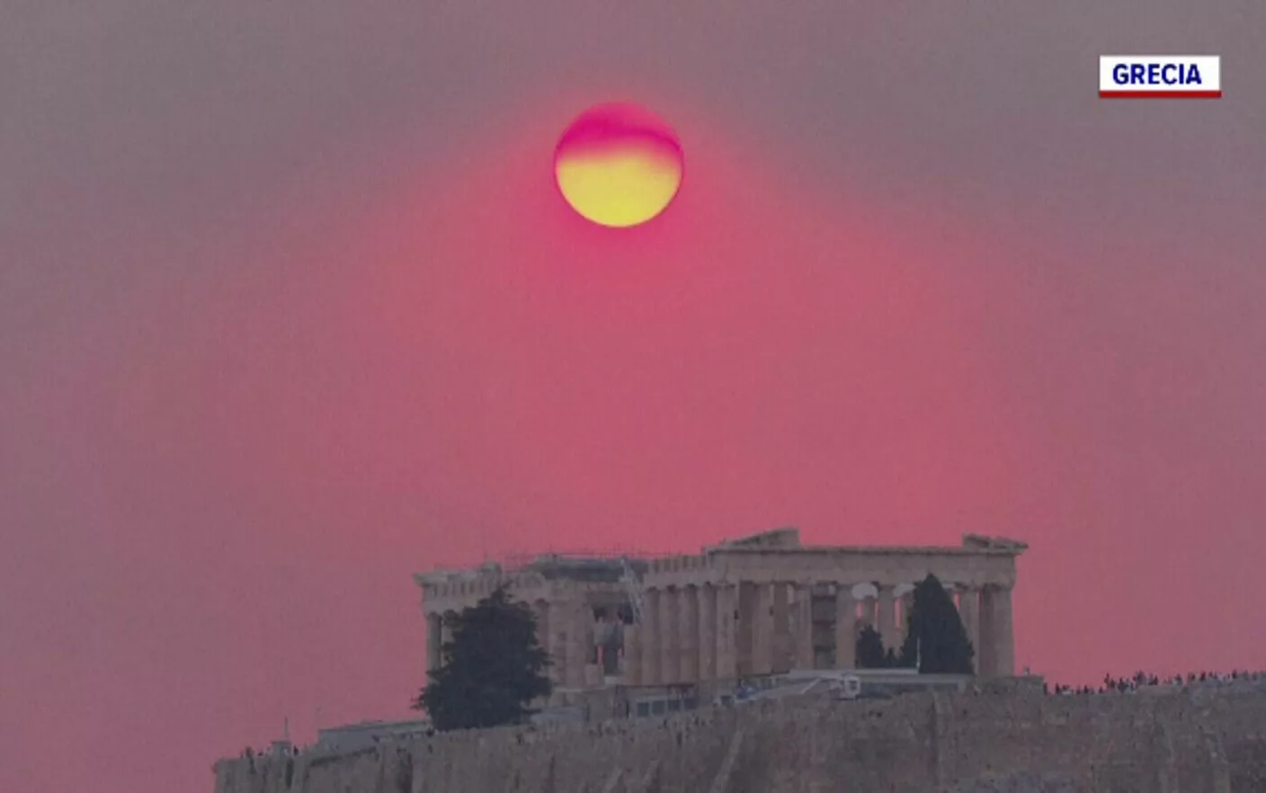 Οι φλόγες άνοιξαν ξανά στην Ελλάδα.  Σφοδρές φωτιές πλησιάζουν την Αθήνα