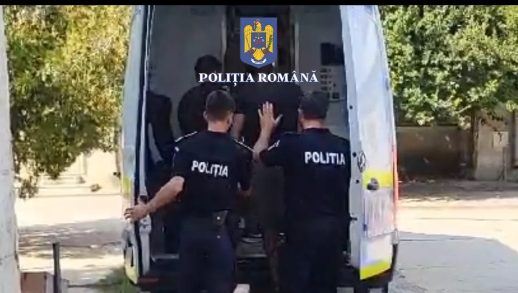 Un bărbat care a răpit o fată și pe copilul acesteia, căutat de poliție. Complicii, arestaţi preventiv