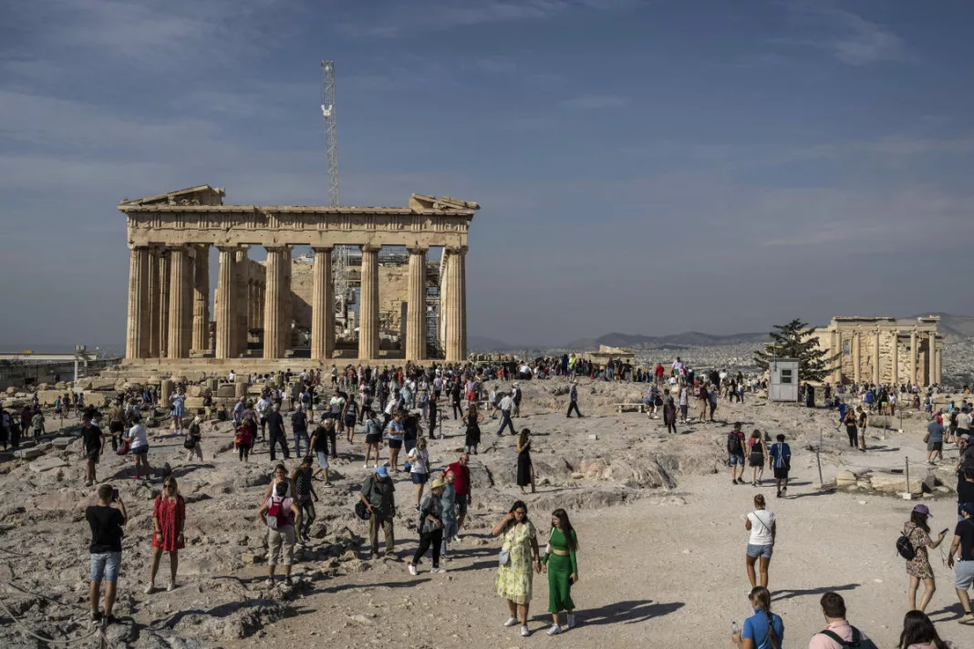 Vizitele la Acropole din Atena, cel mai popular sit arheologic din Grecia, vor fi supuse unor limite de intrare variabile pe oră, a anunţat guvernul elen