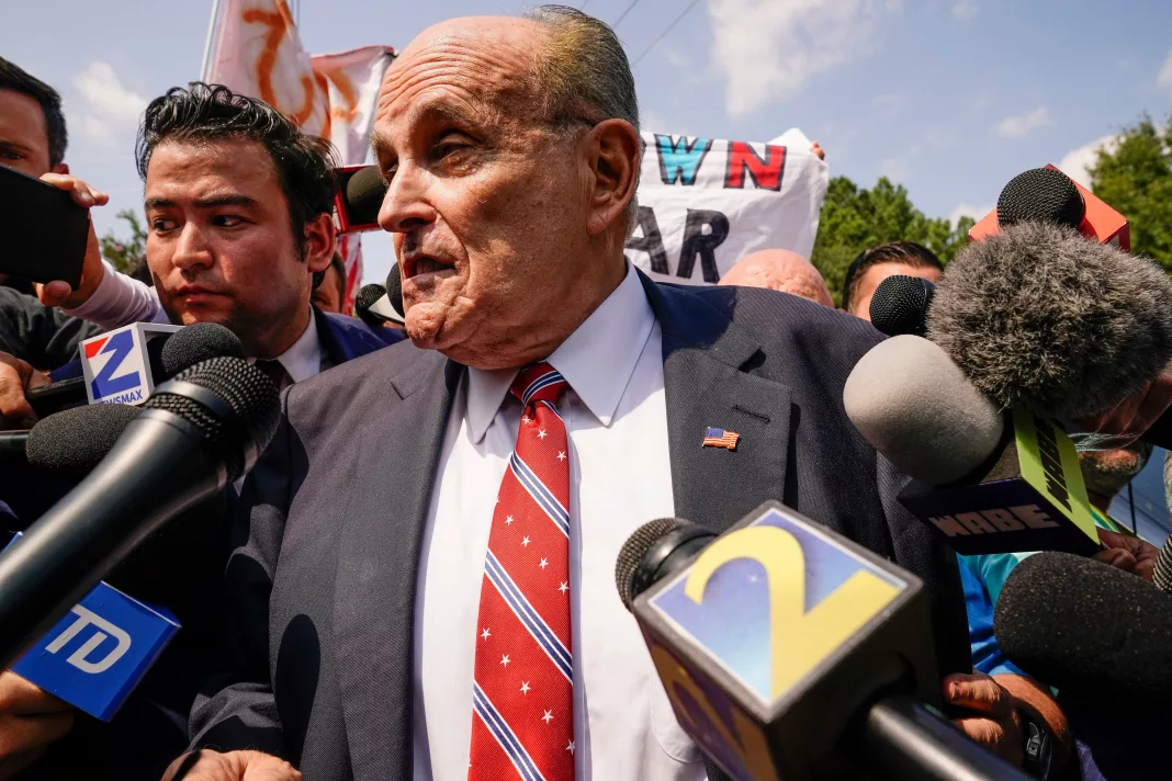 Rudolph Giuliani s-a predat la o închisoare din Georgia, în dosarul lui Trump 