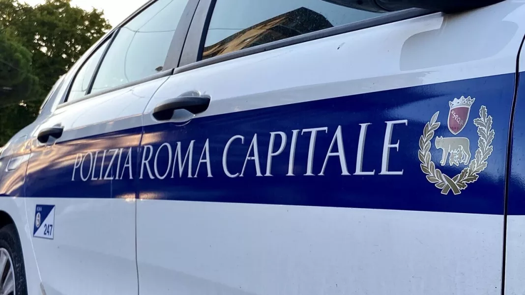 O femeie care a furat o mașină a polițiștilor din Roma a fost urmărită cu taxiul