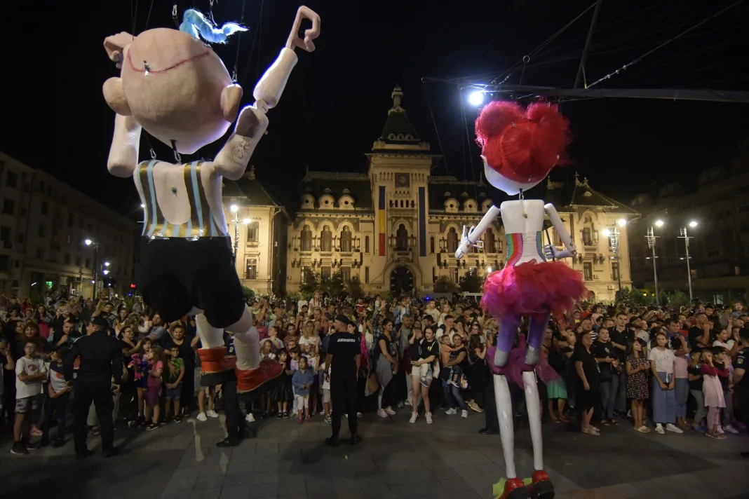 Mai sunt două săptămâni şi jumătate până la debutul ediţiei aniversare a Festivalului Puppets Occupy Street