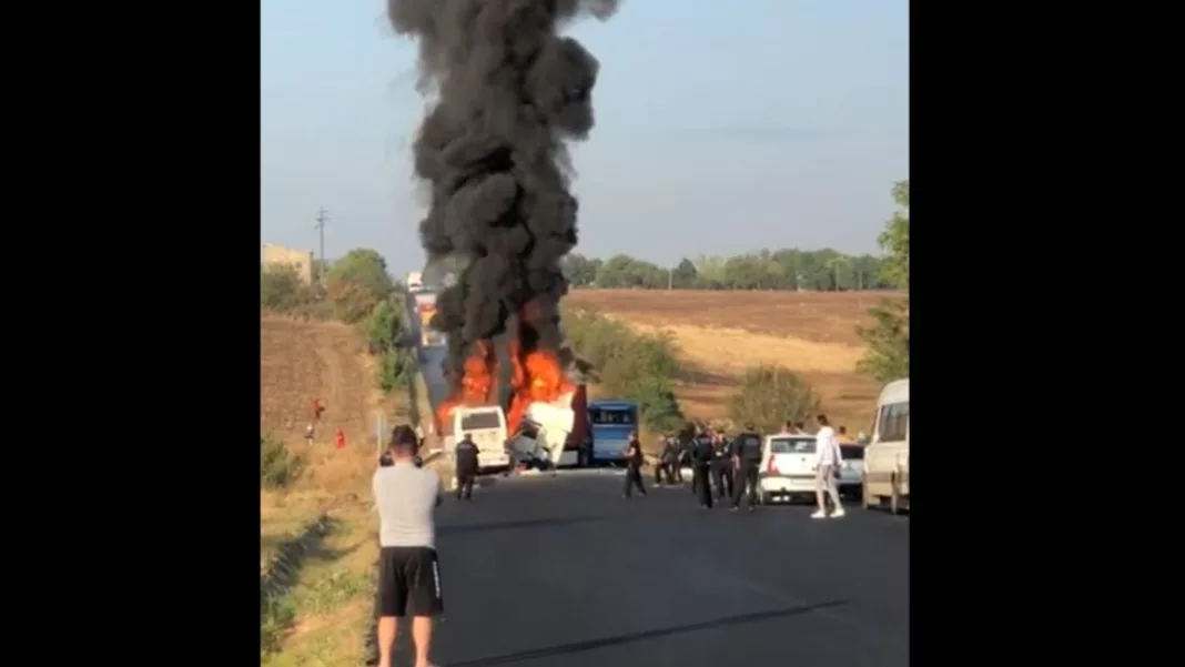 Două autocare şi un TIR, implicate într-un accident rutier. A fost activat Planul Roşu de Intervenţie