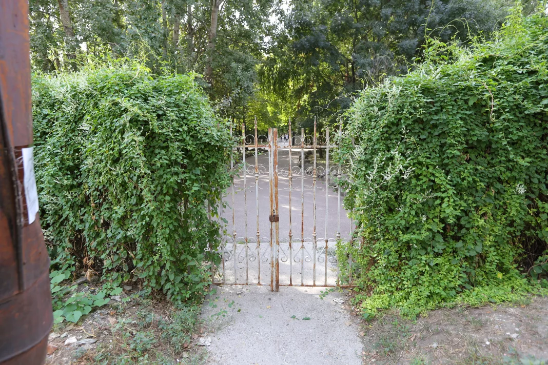 În Grădina Botanică se intră doar pe intrarea principală de pe strada Iancu Jianu